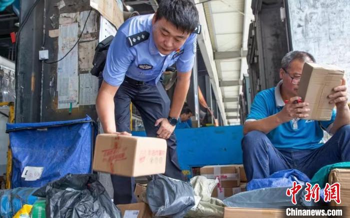 肥東縣公安局針對劇毒化學品和易制爆危險化學品生產(chǎn)企業(yè)開展安全檢查工作。　合肥警方供圖