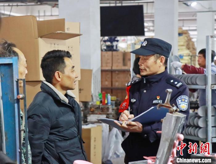 3月30日，大興派出所民警來到轄區(qū)中小企業(yè)，開展“為民為企為項目”走訪活動?！『戏示焦﹫D