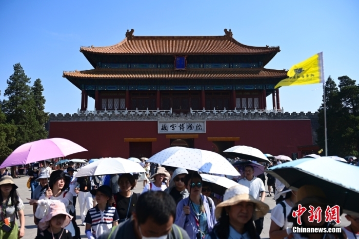 6月22日，北京，游客從故宮博物院神武門走出。當(dāng)日是端午節(jié)假期首日，北京旅游景區(qū)游客眾多。<a target='_blank' href='/'><p  align=
