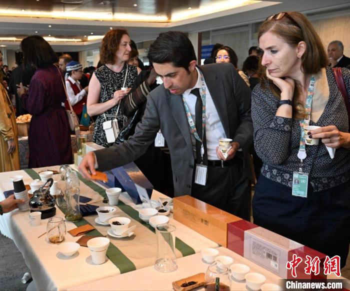 現(xiàn)場觀眾觀看中國展臺茶藝表演、了解茶文化?！【笜?攝