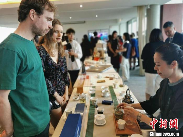 現(xiàn)場觀眾觀看中國展臺茶藝表演、了解茶文化?！【笜?攝