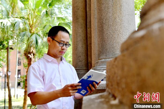 圖為福建師范大學(xué)教育學(xué)院臺灣教師陳昭志正在看書?！蚊?攝