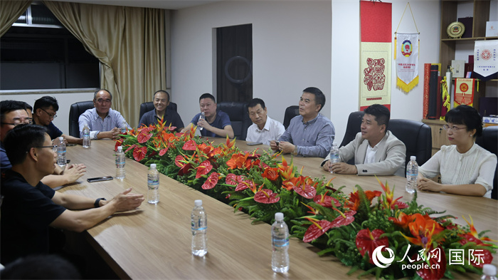 與會(huì)代表進(jìn)行座談交流。（人民網(wǎng)記者  時(shí)元皓攝）
