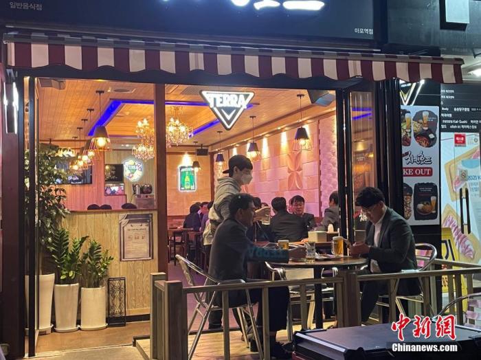 資料圖：韓國首爾市民在餐館用餐。 <a target='_blank' href='/' _fcksavedurl='/'><p  align=