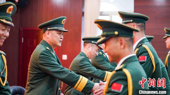 首長(zhǎng)為晉銜官兵頒發(fā)任命狀?！堨狭?攝