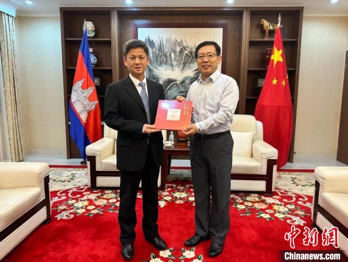7月12日下午，中國(guó)駐柬埔寨大使王文天在金邊會(huì)見(jiàn)援柬中醫(yī)醫(yī)療隊(duì)。　中國(guó)駐柬埔寨大使館微信公眾號(hào) 攝