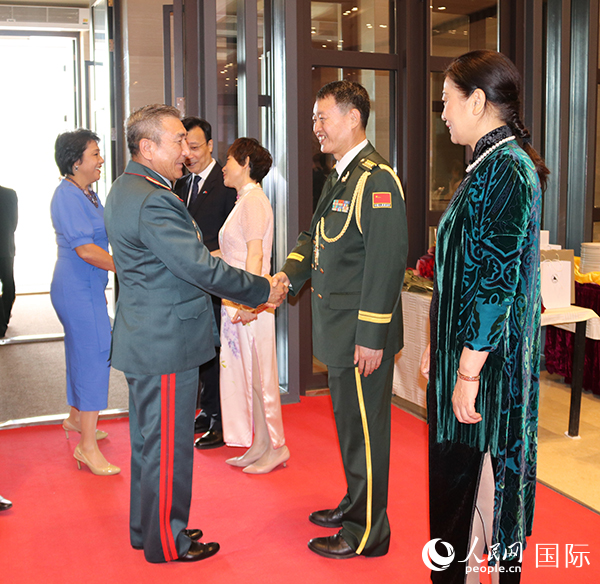 國(guó)防武官胡德君大校迎接賓客。人民網(wǎng)記者李強(qiáng)攝