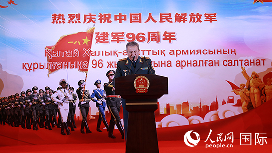 哈國(guó)防部副部長(zhǎng)卡馬列特季諾夫中將發(fā)表致辭。人民網(wǎng)記者 李強(qiáng)攝