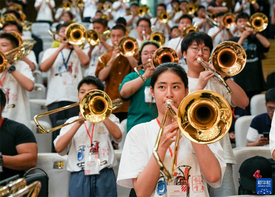 8月1日，在第九屆中國(guó)國(guó)際低音銅管藝術(shù)節(jié)的一場(chǎng)公益大師課上，低音銅管樂(lè)器愛(ài)好者在練習(xí)長(zhǎng)號(hào)。新華社記者 劉潺 攝