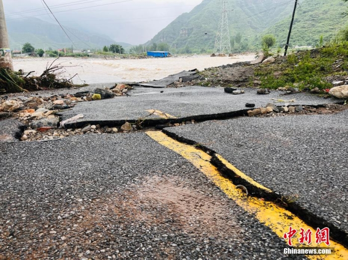 受臺風(fēng)“杜蘇芮”影響，7月29日至8月1日，河北省淶水縣普降暴雨，持續(xù)強(qiáng)降雨和強(qiáng)風(fēng)天氣引發(fā)洪水險(xiǎn)情。連日來，當(dāng)?shù)亟M織數(shù)千人搶險(xiǎn)救援隊(duì)伍，集中力量加快排水、清理路面、救援拋錨車輛、搶修倒伏電線桿等工作。8月1日，方便面、飲用水、火腿腸、面包等首批調(diào)撥救災(zāi)物資送抵救災(zāi)一線，并于當(dāng)天發(fā)放到受災(zāi)群眾手中。目前，淶水縣受損交通、電力、通信等基礎(chǔ)設(shè)施正在加緊搶修，山區(qū)受困人員已分批轉(zhuǎn)移，各項(xiàng)搶險(xiǎn)救災(zāi)工作正在有序進(jìn)行中。圖為淶水縣婁村鎮(zhèn)南安莊村被洪水沖毀的路面。(文/呂子豪 楊猛)李金璐 攝