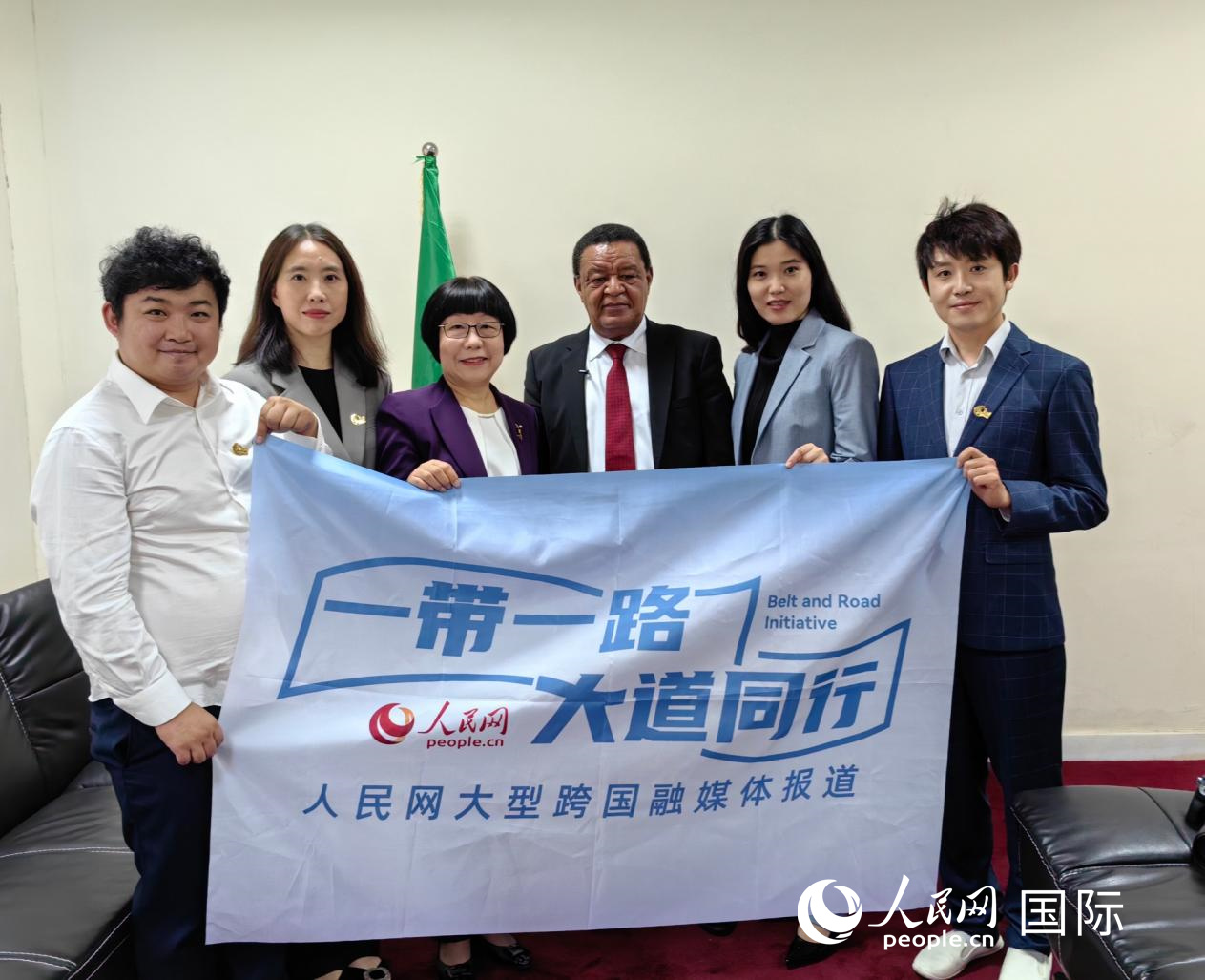穆拉圖·特肖梅與人民網記者合影。