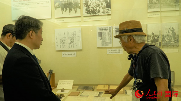 毒氣島歷史研究所事務(wù)局長(zhǎng)山內(nèi)正之在毒氣資料館為大家介紹日軍發(fā)動(dòng)毒氣戰(zhàn)的罪證。人民網(wǎng) 蔣曉辰攝