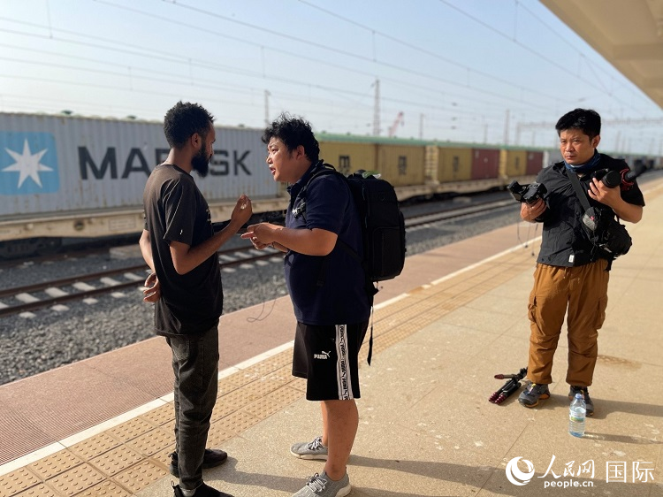 亞吉鐵路吉布提線工作人員介紹列車運(yùn)營情況。人民網(wǎng)記者 趙艷紅攝