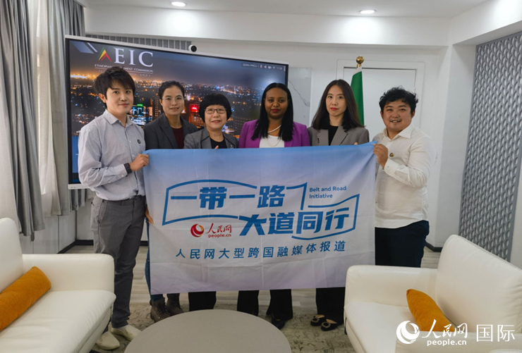 萊利斯（右三）、埃塞投資委中國投資顧問萬巧云（左二）與人民網(wǎng)記者合影。