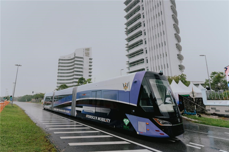 9月6日下午，由中車株洲所自主研發(fā)制造的全球首輛氫能源智軌電車正式亮相馬來(lái)西亞砂拉越州古晉市。中車株洲所供圖