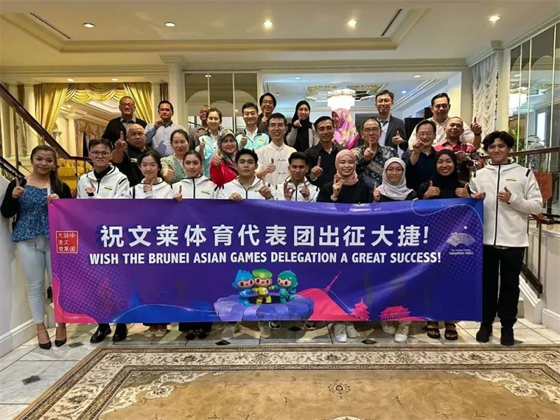 肖建國大使同參加歡送儀式的文方嘉賓、代表團成員等合影留念。圖片由使館提供