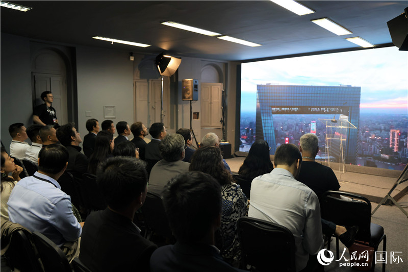 與會嘉賓在現(xiàn)場觀看“中國影視作品展播季”活動宣傳片。人民網(wǎng)記者 時元皓攝
