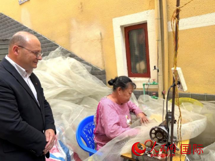 馬耳他瑪格麗特中學(xué)“中國(guó)角”教師馬丁·阿佐帕迪在福建省寧德市下歧村參觀。人民網(wǎng)記者 周雨攝