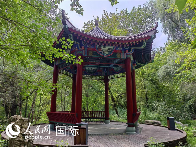 莫斯科中國(guó)貿(mào)易中心的中式園林“華銘園”一角。人民網(wǎng)記者 申亞欣攝