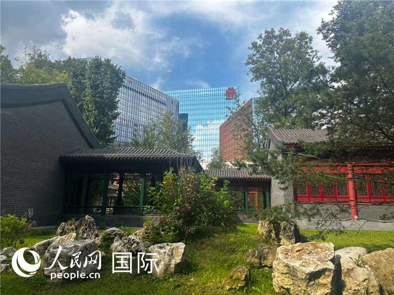 莫斯科中國(guó)貿(mào)易中心的中式園林“華銘園”一角。人民網(wǎng)記者 申佳平攝