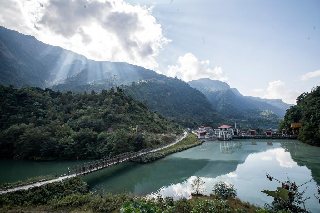 這是2022年11月8日拍攝的尼泊爾上馬相迪A水電站大壩。上馬相迪A水電站位于尼泊爾西部勒姆宗縣，2013年1月開(kāi)工建設(shè)，2017年1月1日投入商業(yè)運(yùn)營(yíng)。該水電站投入運(yùn)營(yíng)以來(lái)，極大緩解了尼泊爾電力緊缺局面。新華社發(fā)（哈里·馬哈爾詹 攝）