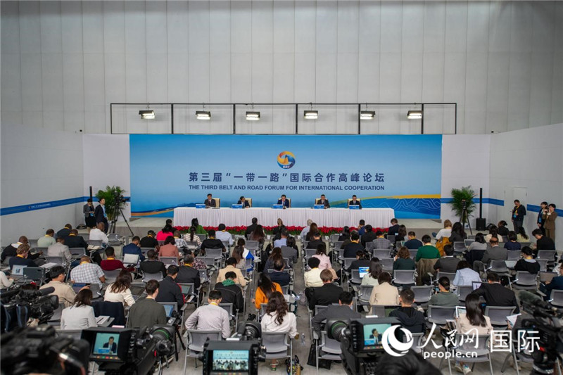 10月16日，第三屆“一帶一路”國際合作高峰論壇新聞中心在北京國家會議中心舉行首場吹風會，邀請自然資源部國際合作司和相關單位負責人介紹有關情況，并回答記者提問。人民網(wǎng)記者 翁奇羽攝