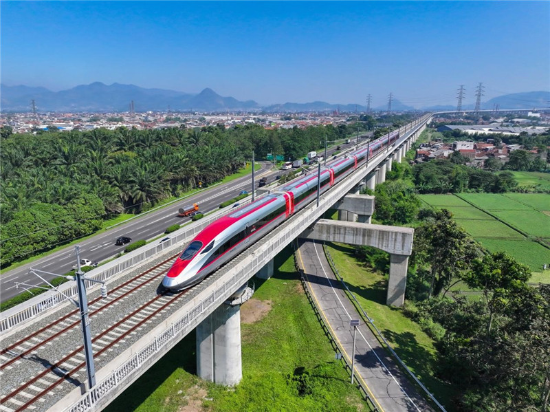 奔馳在雅萬高鐵上的動車組。中車青島四方機車車輛股份有限公司供圖