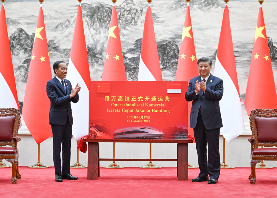 10月17日下午，國家主席習(xí)近平在北京人民大會堂同來華出席第三屆“一帶一路”國際合作高峰論壇并進(jìn)行國事訪問的印度尼西亞總統(tǒng)佐科舉行會談。會談后，兩國元首共同為雅萬高鐵正式開通運(yùn)營揭幕。