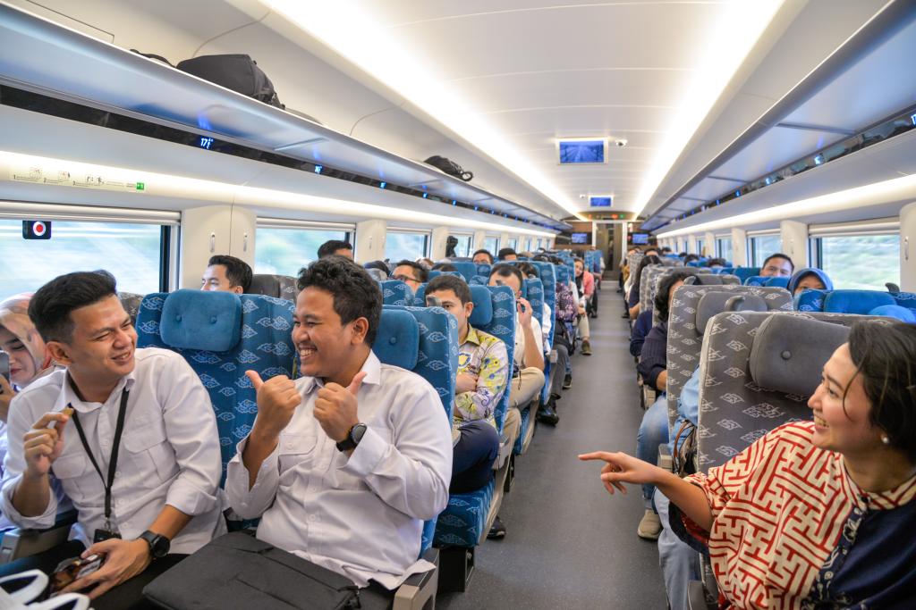 10月17日，乘客在行駛中的雅萬高鐵高速動車組列車車廂內(nèi)交談。