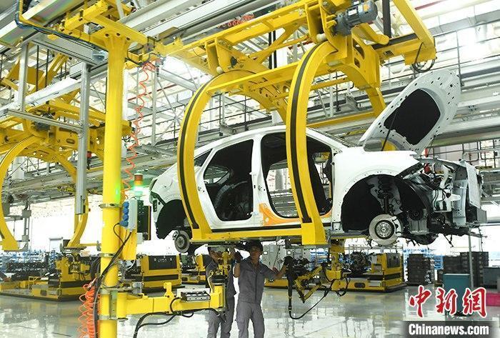 資料圖：汽車生產(chǎn)車間內(nèi)的工作人員正在組裝車輛。 <a target='_blank' href='/'><p  align=