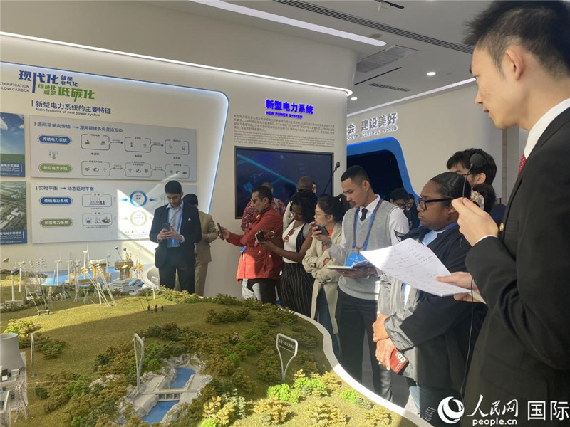 2023“一帶一路”媒體合作論壇聯(lián)合采訪團參訪中國能建。人民網(wǎng)記者 于洋攝
