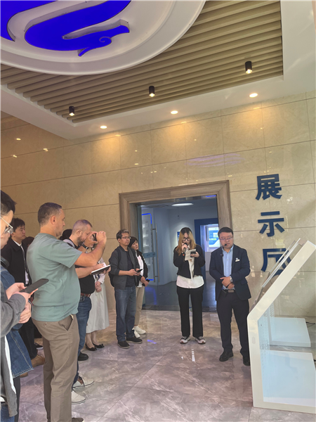 （在文瀾智谷中試產(chǎn)業(yè)基地，中外記者深入了解科技轉(zhuǎn)化情況 趙橙涔攝）
