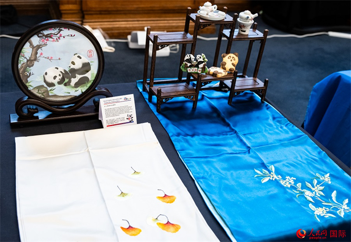 活動現(xiàn)場的現(xiàn)場文創(chuàng)展、互動體驗區(qū)、非遺區(qū)展示。人民網(wǎng) 郭錦標攝