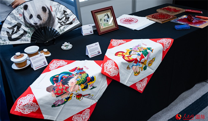 活動現(xiàn)場的現(xiàn)場文創(chuàng)展、互動體驗區(qū)、非遺區(qū)展示。人民網(wǎng) 郭錦標攝