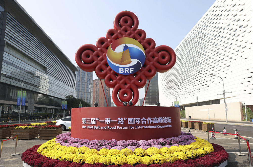 這是在北京國家會議中心附近拍攝的“一帶一路”國際合作高峰論壇景觀布置（2023年10月17日攝）。新華社記者 陳斌 攝