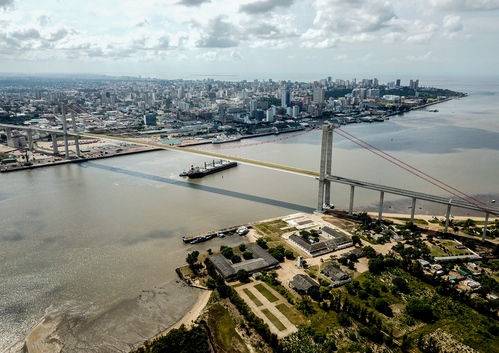 這是2019年4月8日在莫桑比克首都馬普托拍攝的馬普托大橋（無人機(jī)照片）。新華社記者 張宇 攝