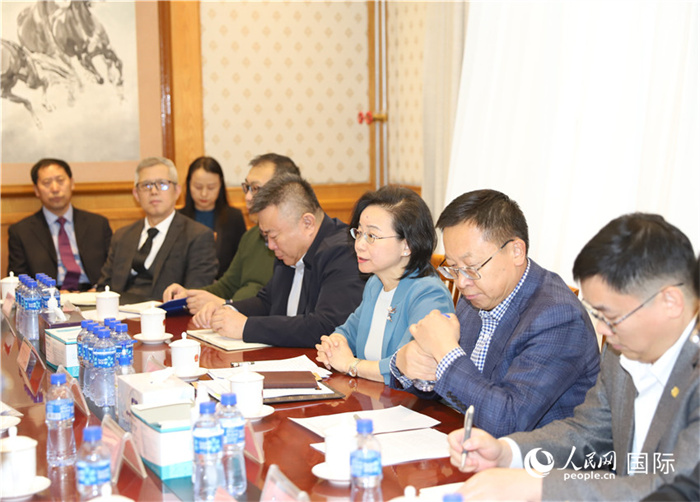1.2023年10月30日，沈敏娟（右三）大使與中企代表座談。人民網(wǎng)記者 霍文攝