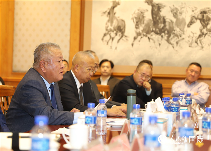 2.2023年10月30日，張義波（左一）會長匯報商會工作情況。人民網(wǎng)記者 霍文攝