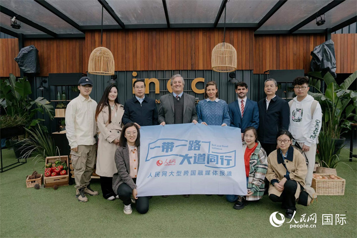 在烏拉圭第118屆普拉多牧農(nóng)業(yè)國際博覽會上，烏拉圭國家肉類協(xié)會主席與人民網(wǎng)記者合影。人民網(wǎng)記者 張若涵攝