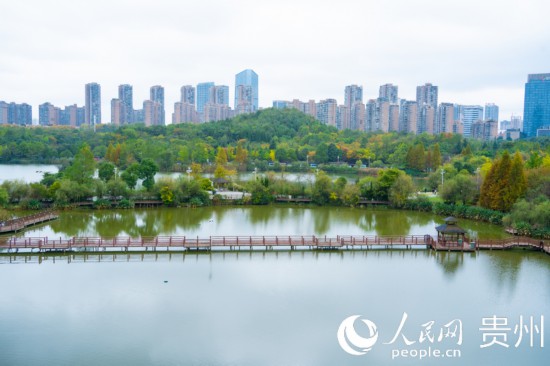 秋日時(shí)節(jié)，觀(guān)山湖公園景色美不勝收。人民網(wǎng) 陽(yáng)茜攝