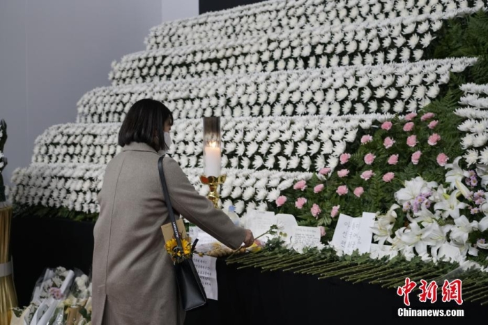 當(dāng)?shù)貢r(shí)間11月1日23時(shí)45分許，韓國(guó)民眾在位于首爾廣場(chǎng)的集體焚香所悼念梨泰院踩踏事故遇難者。 <a target='_blank' href='/'><p  align=