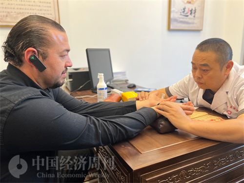   （外媒記者走進中醫(yī)堂，問診中醫(yī)名師。中國經濟周刊記者 郭志強攝）