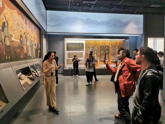  2023“一帶一路”媒體合作論壇聯(lián)合采訪團(tuán)參觀中國(guó)藥都中醫(yī)藥博物館。（本報(bào)記者 黃超攝）