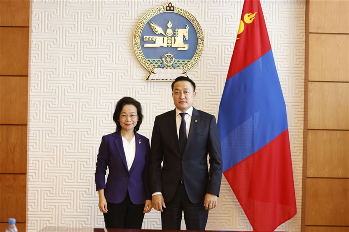 10月31日，中國(guó)駐蒙古國(guó)大使沈敏娟到任拜會(huì)蒙政府辦公廳主任兼蒙古人民黨總書記阿瑪爾巴伊斯格楞（右）。中國(guó)駐蒙古使館供圖