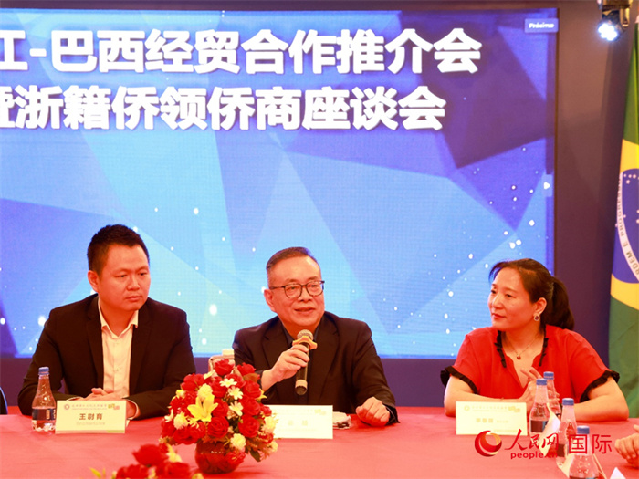 浙江海外聯(lián)誼會常務副會長徐旭（中）和與會僑領僑商座談。人民網(wǎng)記者 陳海琪攝