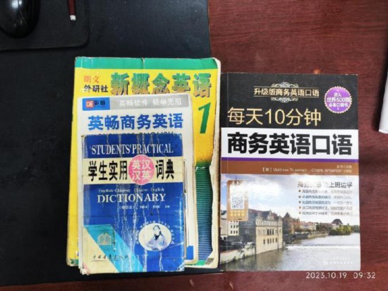   胡振興學習英語所用的資料。（圖片由受訪者提供）