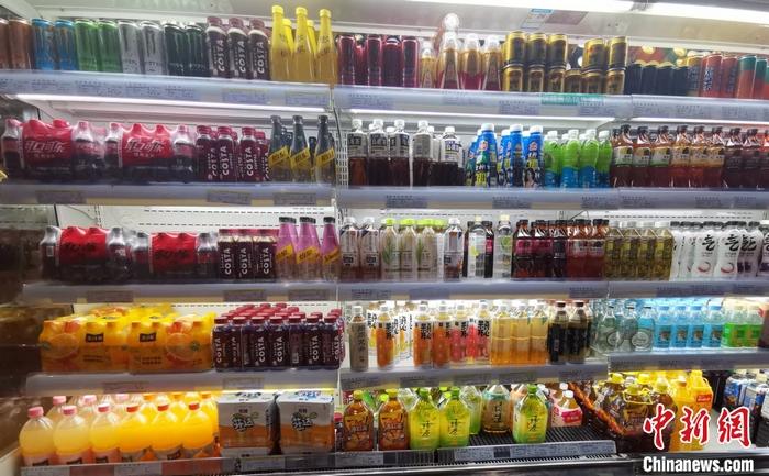 某超市的飲料區(qū)。 <a target='_blank' href='/' ><p  align=