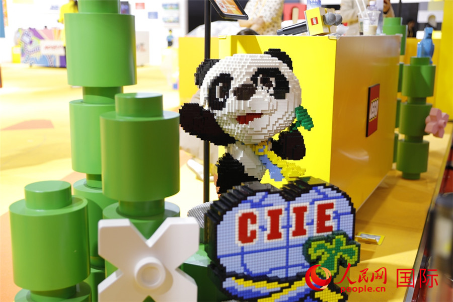 11月5日，消費(fèi)品展區(qū)展出的進(jìn)博會吉祥物進(jìn)寶造型積木。人民網(wǎng)記者 李美玉攝
