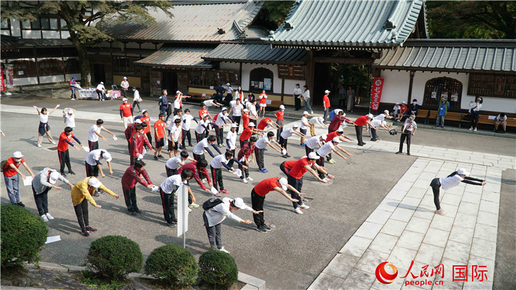 開跑前，中日青少年一起做熱身運動。人民網(wǎng) 蔣曉辰攝