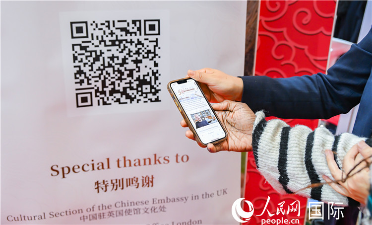觀眾掃碼《我們的中國故事》系列視頻。人民網(wǎng) 郭錦標(biāo)攝